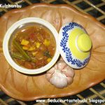 Poondu Kuzhambu [Garlic Gravy]