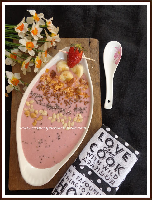 Strawberry Banana {Breakfast} Smoothie Bowl | Recipe ReDux