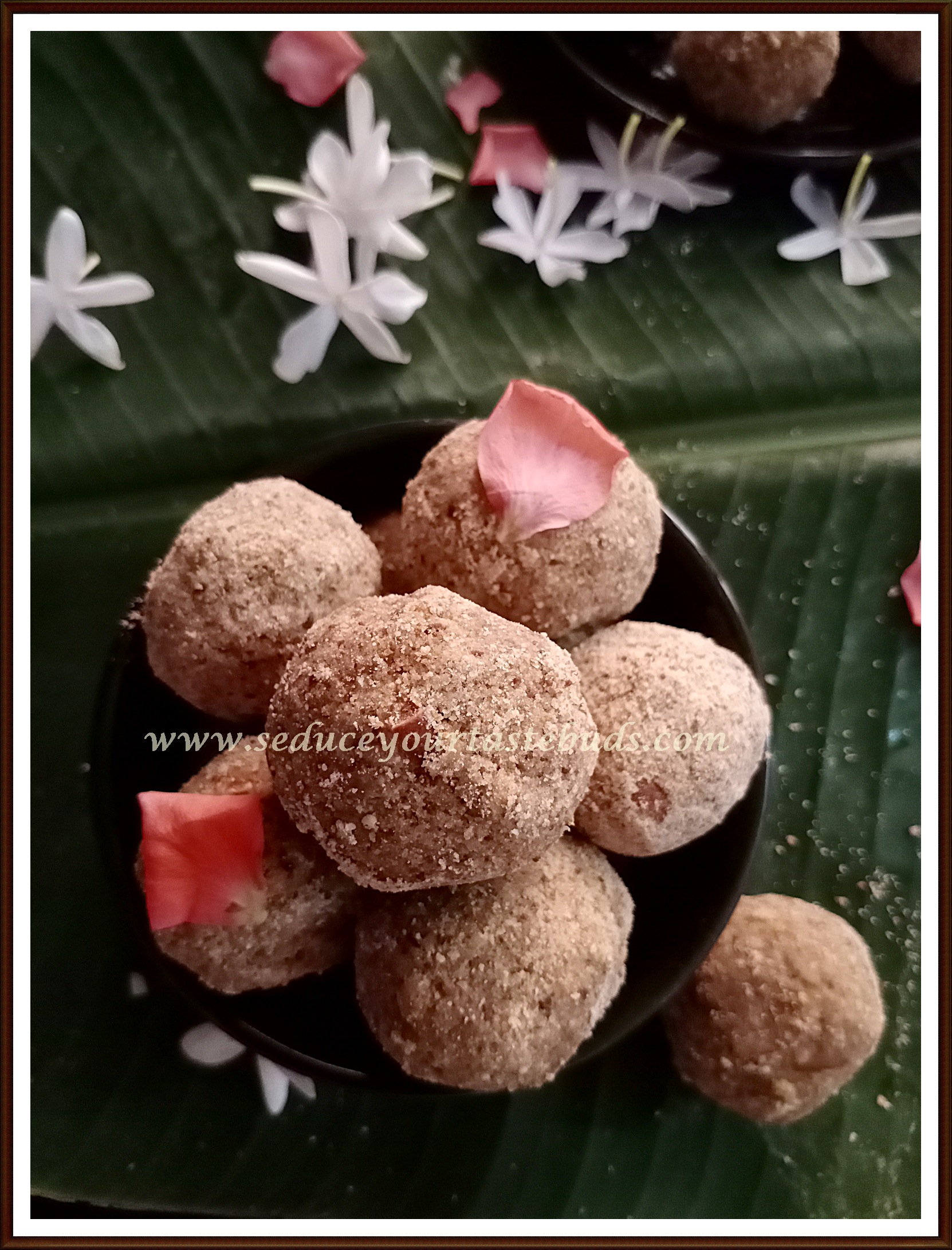 Sunnundalu | Urad Dal Ladoo Recipe - Seduce Your Tastebuds...